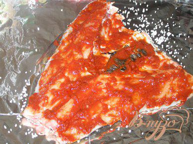 Фото приготовление рецепта: Запеченный толстолобик, под томатным соусом, с ароматным картофелем шаг №3