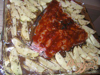 Фото приготовление рецепта: Запеченный толстолобик, под томатным соусом, с ароматным картофелем шаг №5