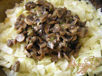 Фото приготовление рецепта: Пирог c капустой, грибами и зеленым луком шаг №4