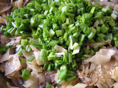 Фото приготовление рецепта: Пирог c капустой, грибами и зеленым луком шаг №6