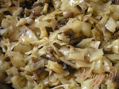 Фото приготовление рецепта: Пирог c капустой, грибами и зеленым луком шаг №5