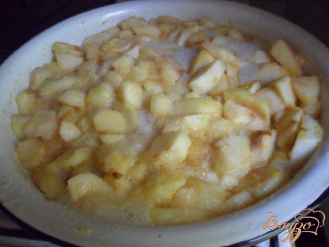 Фото приготовление рецепта: Яблочно-имбирный джем шаг №4