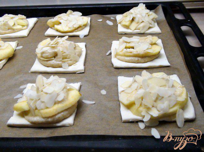 Фото приготовление рецепта: Ватрушки с миндальным кремом (франжипаном) и яблоками под миндальными лепестками шаг №6