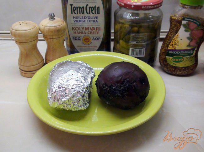 Фото приготовление рецепта: Картофель, запечённый в фольге и поданный с маринованной свеклой. шаг №1
