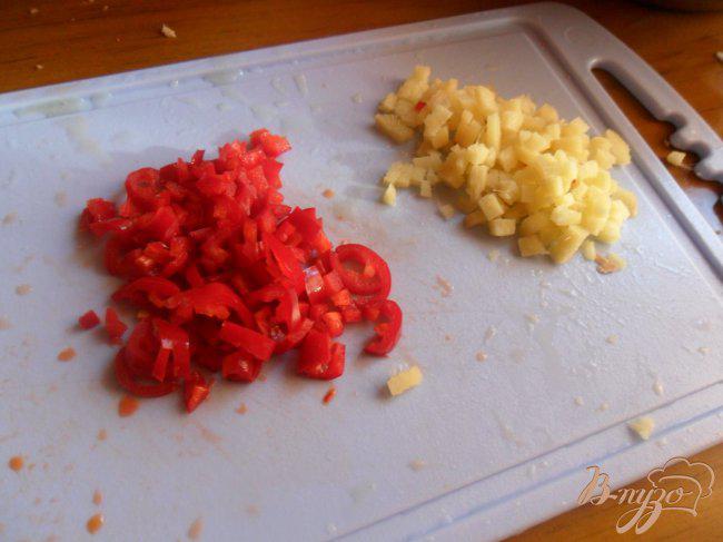 Фото приготовление рецепта: Котлеты из лосося с кремом васаби и салатом из огурцов шаг №2
