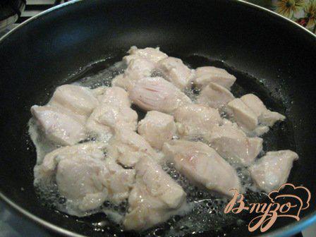 Фото приготовление рецепта: Филе куриное с ананасами и рисом шаг №2
