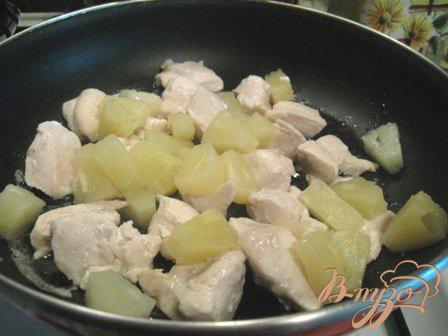 Фото приготовление рецепта: Филе куриное с ананасами и рисом шаг №3
