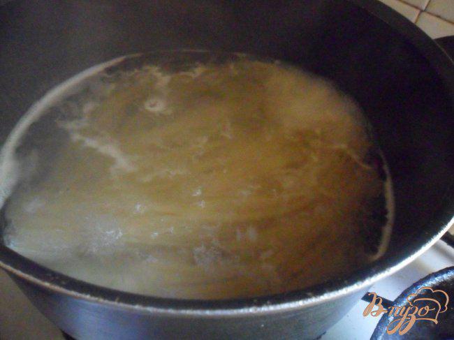 Фото приготовление рецепта: Спагетти с петрушечным песто шаг №1