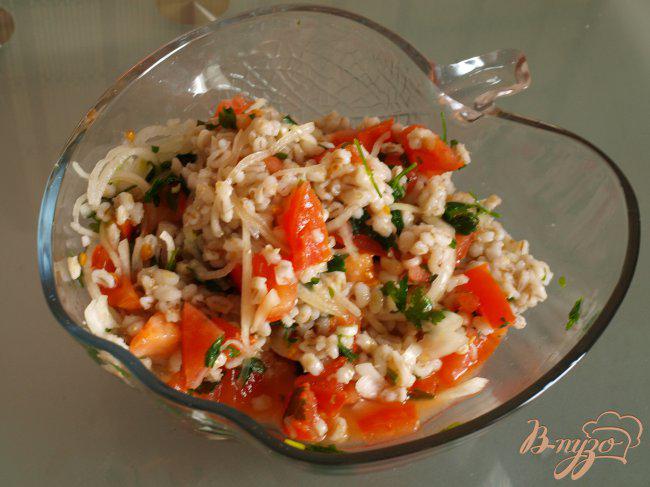 Фото приготовление рецепта: Сытный салат с перловкой и помидорами шаг №3