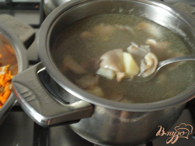 Фото приготовление рецепта: Суп с вешенками и перловой крупой шаг №2