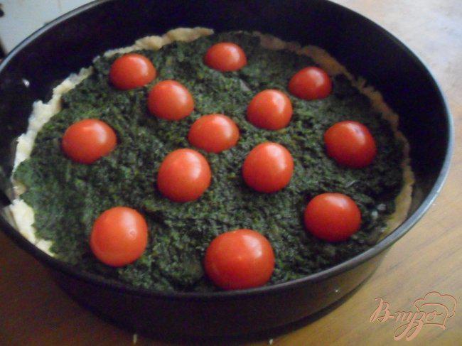 Фото приготовление рецепта: Сырно-шпинатный киш с томатами черри шаг №6