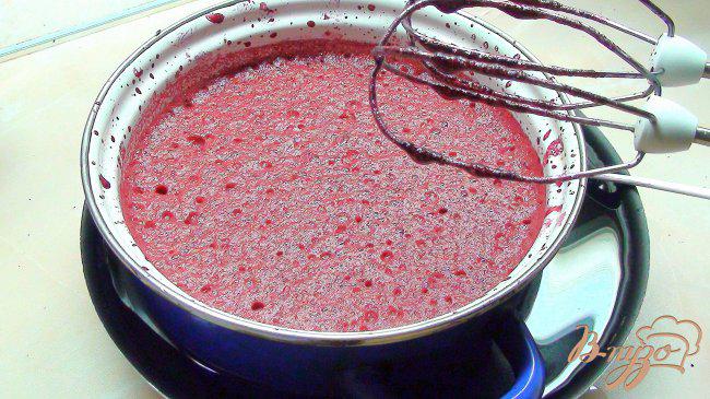 Фото приготовление рецепта: Суфле из садовых ягод со сгущённым молоком. шаг №5