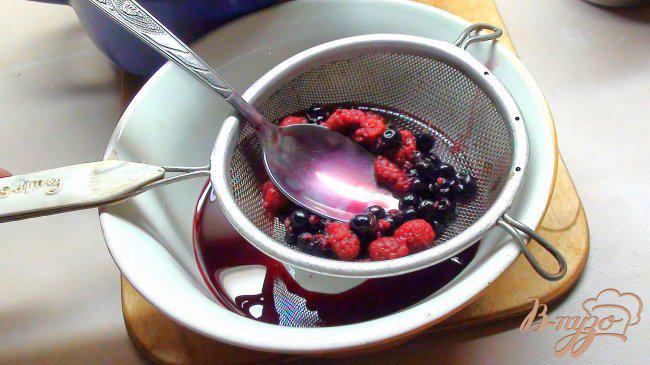 Фото приготовление рецепта: Суфле из садовых ягод со сгущённым молоком. шаг №3