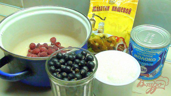 Фото приготовление рецепта: Суфле из садовых ягод со сгущённым молоком. шаг №1