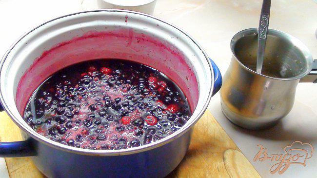 Фото приготовление рецепта: Суфле из садовых ягод со сгущённым молоком. шаг №2