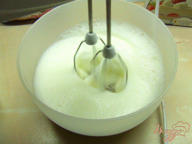 Фото приготовление рецепта: Торт-безе со взбитыми сливками и клубникой. шаг №3