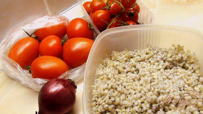 Фото приготовление рецепта: Салат с перловкой и помидорами. шаг №1