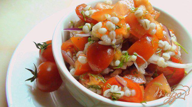 Фото приготовление рецепта: Салат с перловкой и помидорами. шаг №4