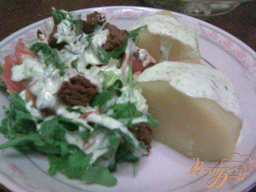 Фото приготовление рецепта: Зелёный салат с сёмгой и гренками под «Зелёным соусом». шаг №5