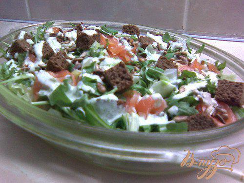 Фото приготовление рецепта: Зелёный салат с сёмгой и гренками под «Зелёным соусом». шаг №4
