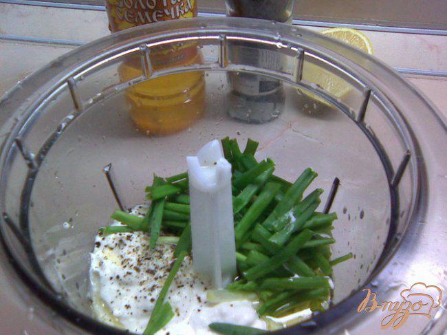 Фото приготовление рецепта: Зелёный салат с сёмгой и гренками под «Зелёным соусом». шаг №2