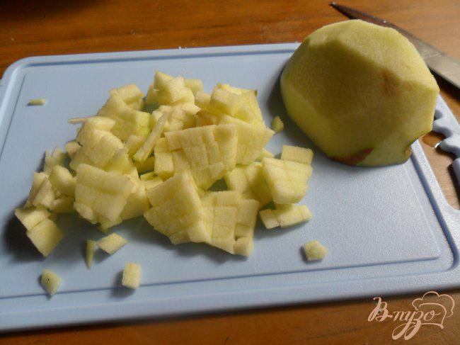 Фото приготовление рецепта: Творожные шарики с яблоками шаг №3