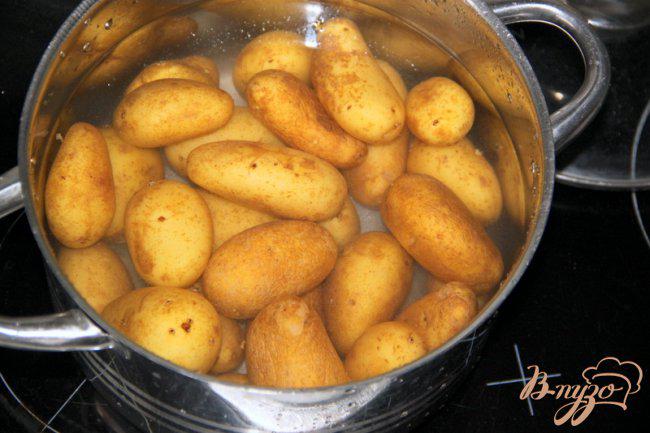 Фото приготовление рецепта: Молодой картофель «А-ля салтимбока» шаг №1