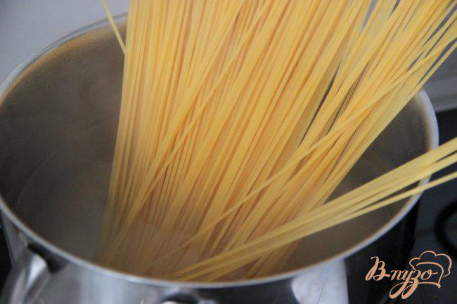Фото приготовление рецепта: Спагетти под овощным Bolognese шаг №4