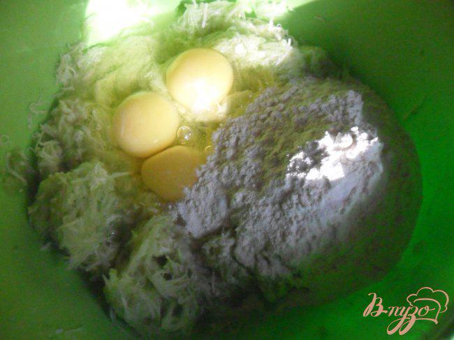 Фото приготовление рецепта: Кабачковые оладьи с сыром шаг №2