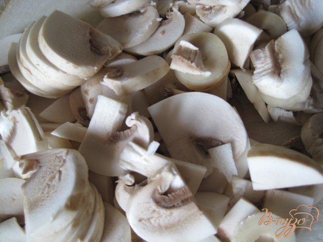 Фото приготовление рецепта: Мясные шарики с сырной и грибной начинкой. шаг №4