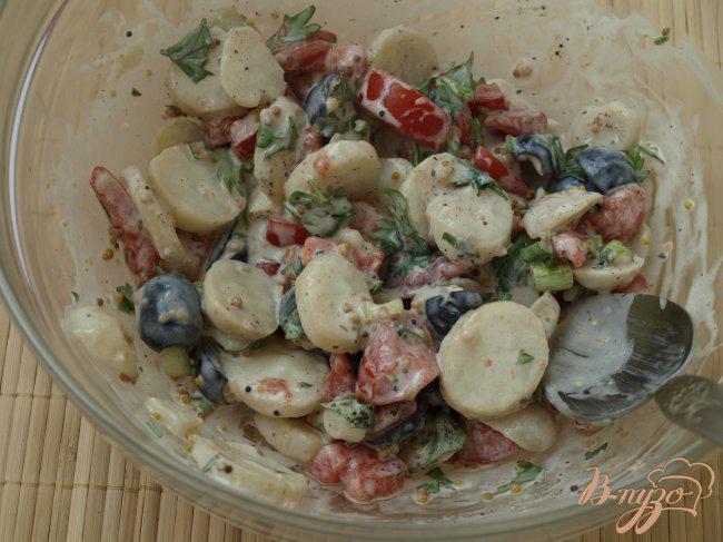 Фото приготовление рецепта: Картофельный салат с помидорами и оливками шаг №3
