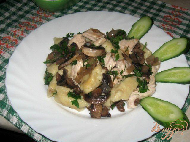 Фото приготовление рецепта: Картофельные галушки с курицей и грибами шаг №7