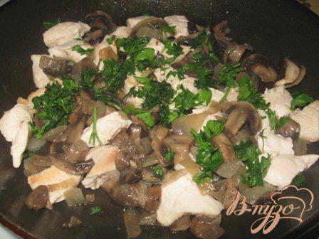Фото приготовление рецепта: Картофельные галушки с курицей и грибами шаг №3