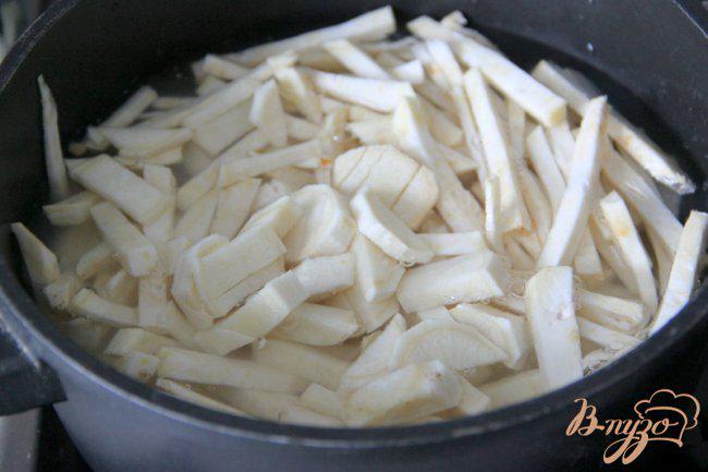 Фото приготовление рецепта: Постный гороховый суп-пюре с корешками шаг №1