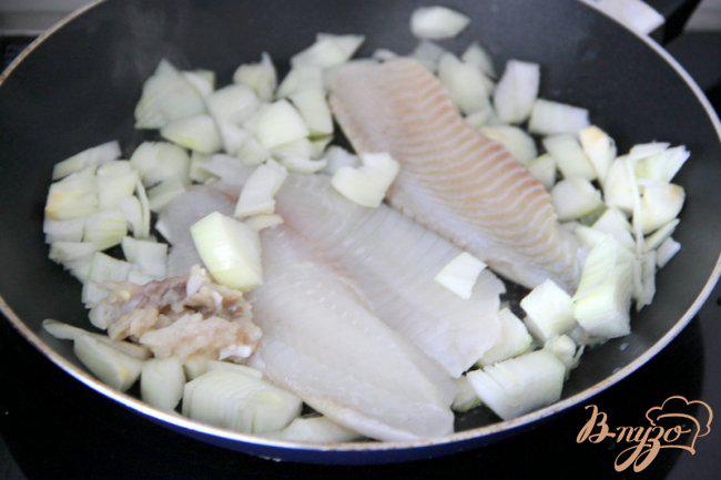 Фото приготовление рецепта: Рыбные биточки, запечённые в рыбном соусе шаг №3