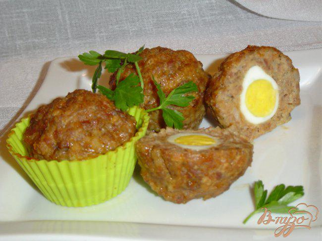 Фото приготовление рецепта: Маффины мясные с перепелиными яйцами шаг №5