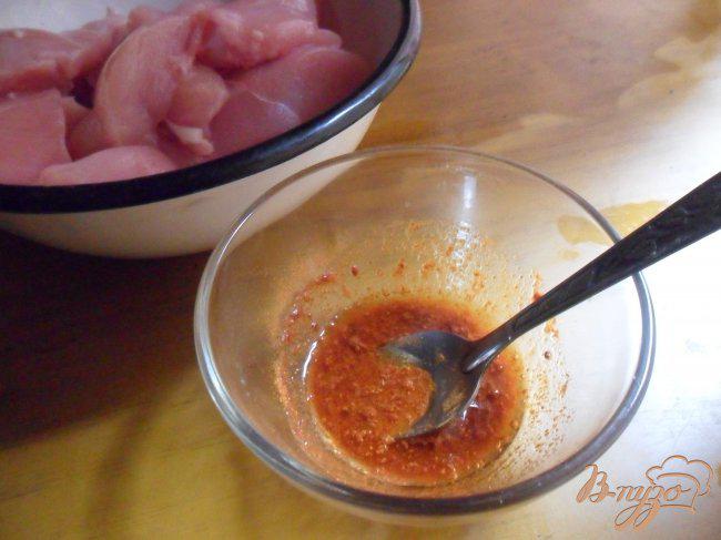 Фото приготовление рецепта: Грудка в соусе из сметаны, томатов и паприки шаг №1