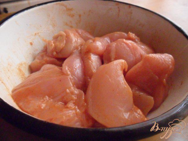 Фото приготовление рецепта: Грудка в соусе из сметаны, томатов и паприки шаг №2