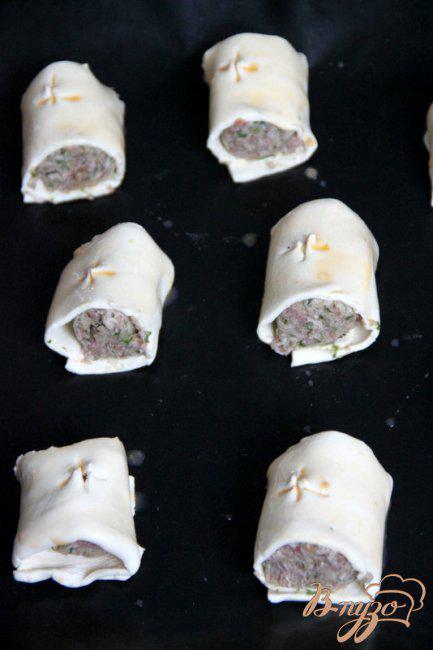Фото приготовление рецепта: Sausage Rolls - сосиски в тесте шаг №4
