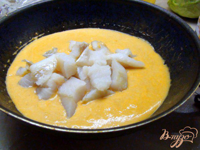 Фото приготовление рецепта: Фунцоза с креветками в томатно-кокосовом соусе. шаг №4