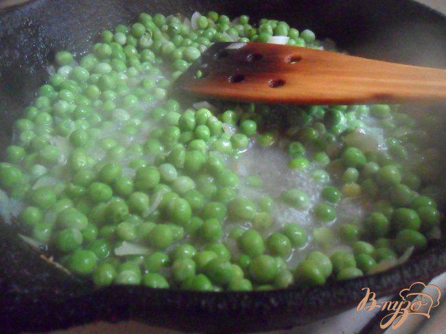 Фото приготовление рецепта: Фриттата с зелёным горошком и ветчиной в духовке. шаг №2