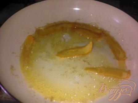 Фото приготовление рецепта: Морской окунь, запеченный с цуккини в апельсиновом соусе шаг №4