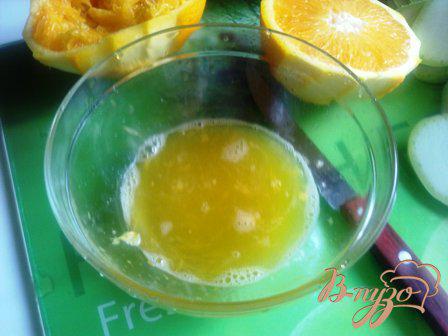 Фото приготовление рецепта: Морской окунь, запеченный с цуккини в апельсиновом соусе шаг №5