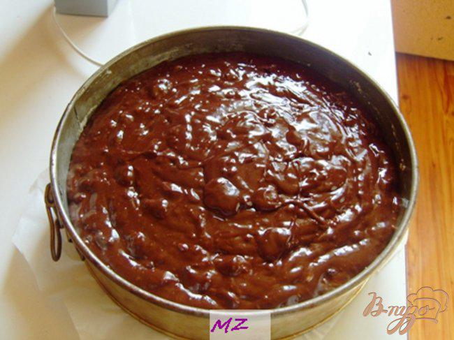 Фото приготовление рецепта: Шоколадный торт с черносливом и миндалем шаг №5