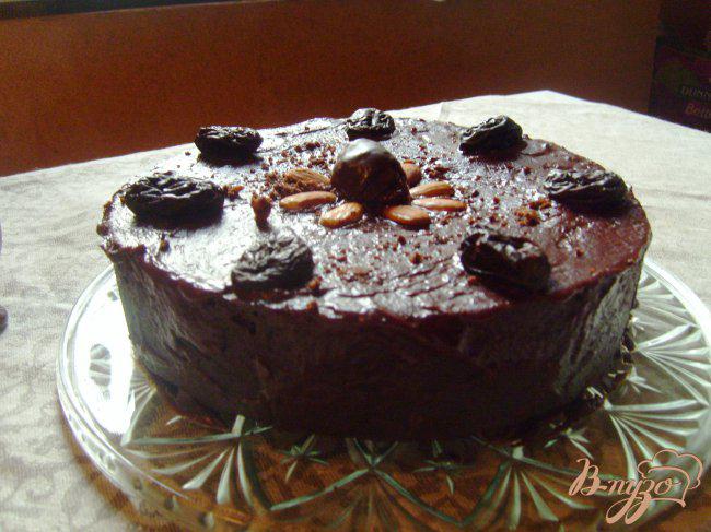 Фото приготовление рецепта: Шоколадный торт с черносливом и миндалем шаг №7
