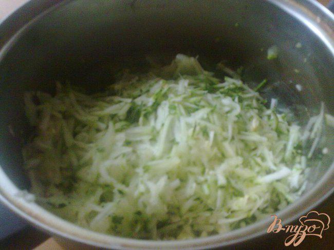 Фото приготовление рецепта: Картофельно-кабачковые оладьи шаг №2