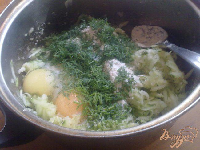 Фото приготовление рецепта: Картофельно-кабачковые оладьи шаг №5
