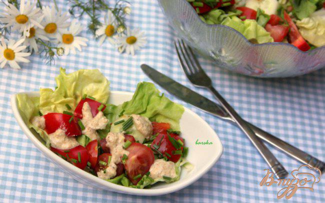 Фото приготовление рецепта: Салат из свежих овощей с острой пармезановой заправкой шаг №3