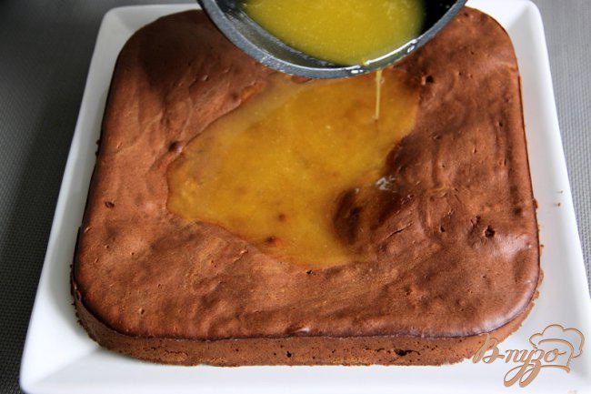 Фото приготовление рецепта: Сметанно-шоколадный кекс с апельсиновой глазурью шаг №5