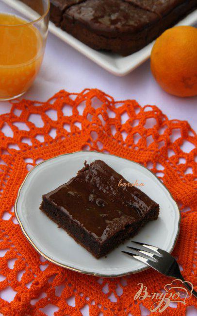 Фото приготовление рецепта: Сметанно-шоколадный кекс с апельсиновой глазурью шаг №6